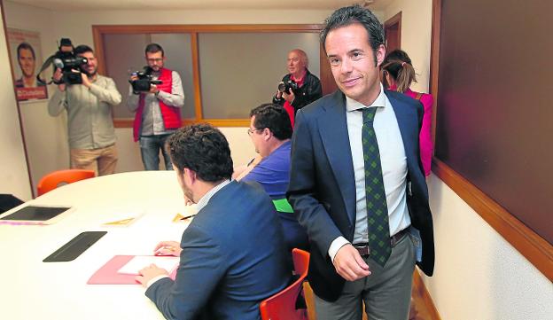 Nacho Cuesta entrando, ayer, a la reunión con el resto de concejales de Ciudadanos electos. 