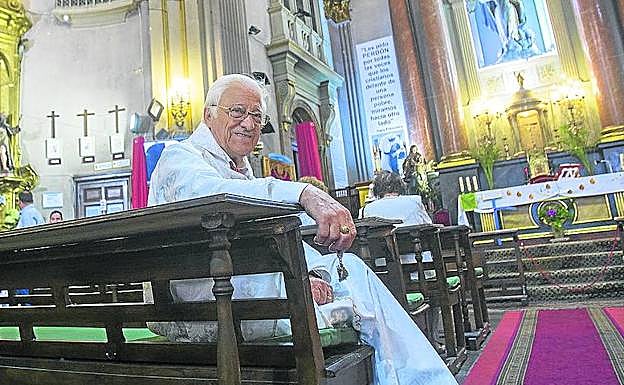 El padre Ángel, en su iglesia de San Antón, en Madrid.