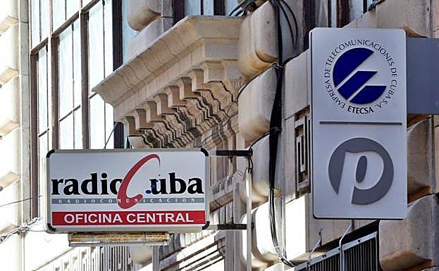 Oficina de RadioCuba y la Empresa de Telecomunicaciones de Cuba S.Aen La Habana.