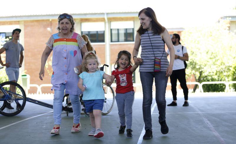 El centro celebró las jornadas BiciFusión en la que se presentó una bicicleta adaptada creada por los niños en BiciLab. Con un sidecar, permite llevar a personas con movilidad reducida. 