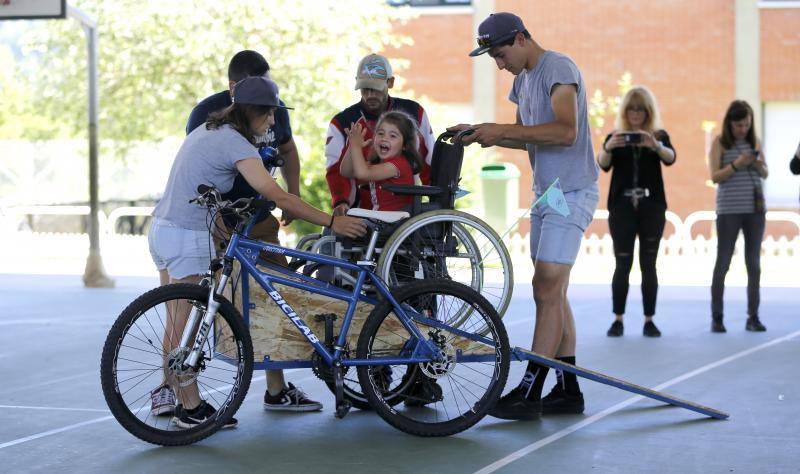 El centro celebró las jornadas BiciFusión en la que se presentó una bicicleta adaptada creada por los niños en BiciLab. Con un sidecar, permite llevar a personas con movilidad reducida. 