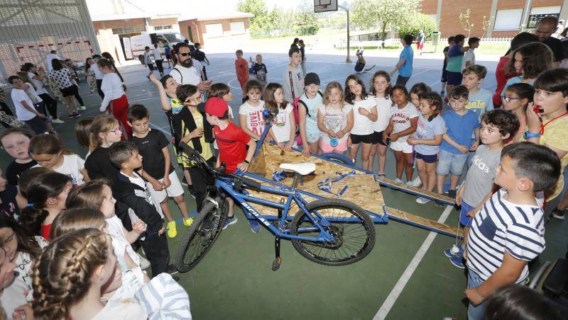 El centro celebró las jornadas BiciFusión en la que se presentó una bicicleta adaptada creada por los niños en BiciLab. Con un sidecar, permite llevar a personas con movilidad reducida. 