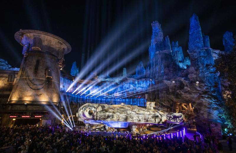 Disney inaugura un parque temático sobre la saga 'Star Wars'. La principal atracción será volar en el 'Halcón Milenario'. Después de más de seis años de trabajo, por fin abrirá al público.