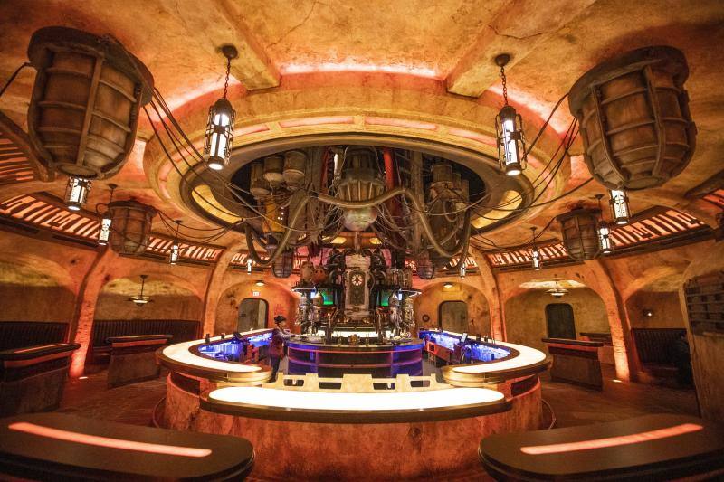 Disney inaugura un parque temático sobre la saga 'Star Wars'. La principal atracción será volar en el 'Halcón Milenario'. Después de más de seis años de trabajo, por fin abrirá al público.