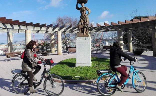 Dos bicicletas eléctricas de pedaleo asistido, que no requieren ni matriculación ni permiso.