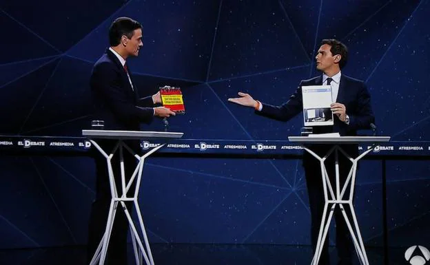 Pedro Sánchez y Albert Rivera se intercambian «regalos» en el debate electoral organizado por Antena 3.
