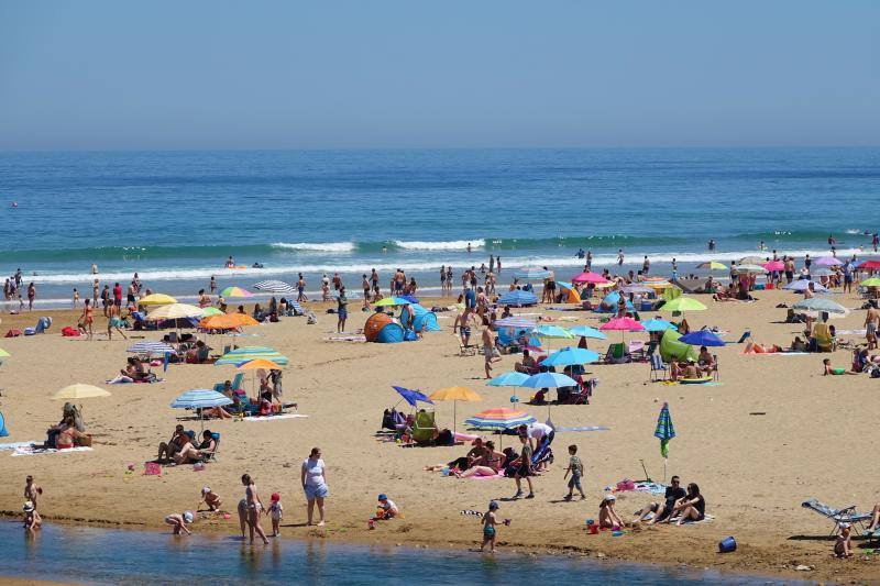 Las temperaturas siguen subiendo en la región en uno de los días de más calor de 2019, por lo que las playas y parques permanecen este sábado abarrotados.