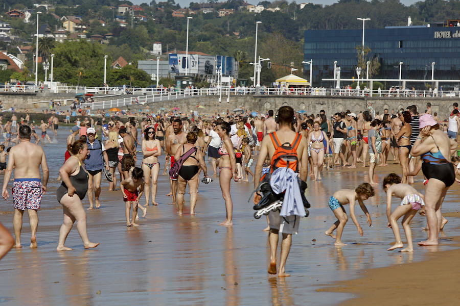 Las temperaturas siguen subiendo en la región en uno de los días de más calor de 2019, por lo que las playas y parques permanecen este sábado abarrotados.