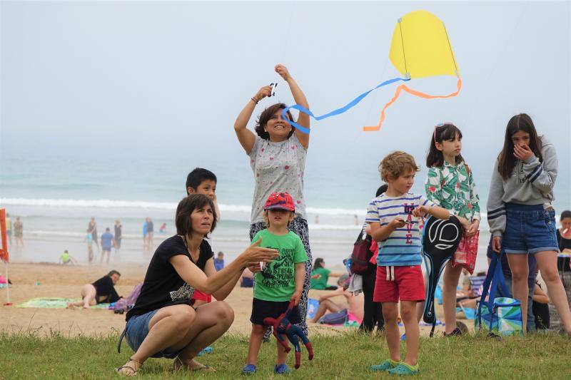 La playa de La Espasa, en Caravia, acogió, durante el fin de semana, la celebración de su XVII Festival de Cometas organizado por la Asociación Deportivo Cultural 'Sierpe'.