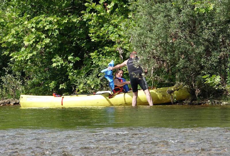 Más de sesenta voluntarios participan en el quinto descenso ecológico del río