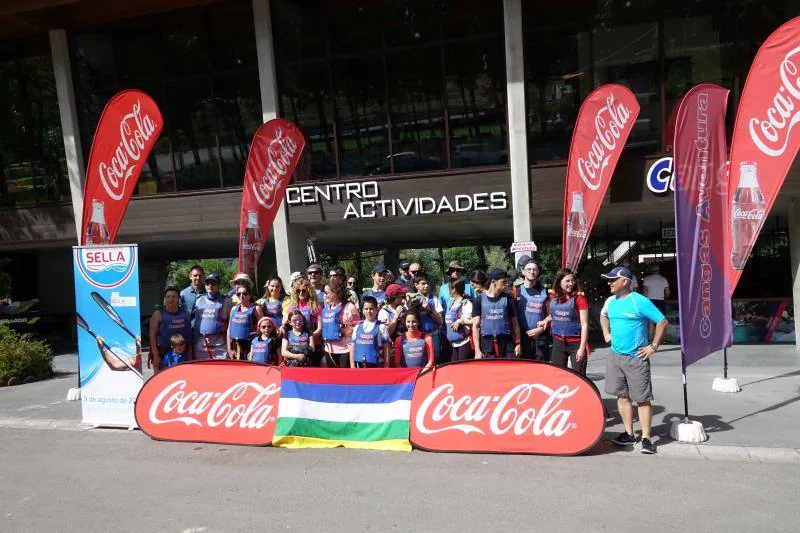 Más de sesenta voluntarios participan en el quinto descenso ecológico del río