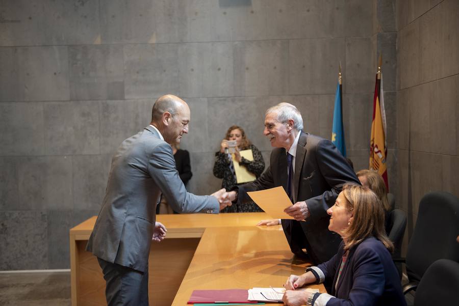 Todos los nuevos diputados de la Junta General, a excepción de los dos de Foro, han recogido su acta que les reconoce como nuevos parlamentarios asturianos.