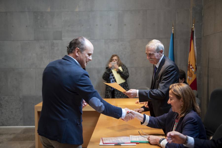 Todos los nuevos diputados de la Junta General, a excepción de los dos de Foro, han recogido su acta que les reconoce como nuevos parlamentarios asturianos.