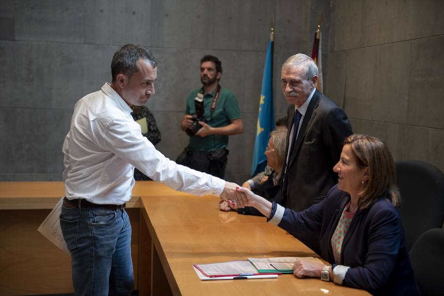 Todos los nuevos diputados de la Junta General, a excepción de los dos de Foro, han recogido su acta que les reconoce como nuevos parlamentarios asturianos.