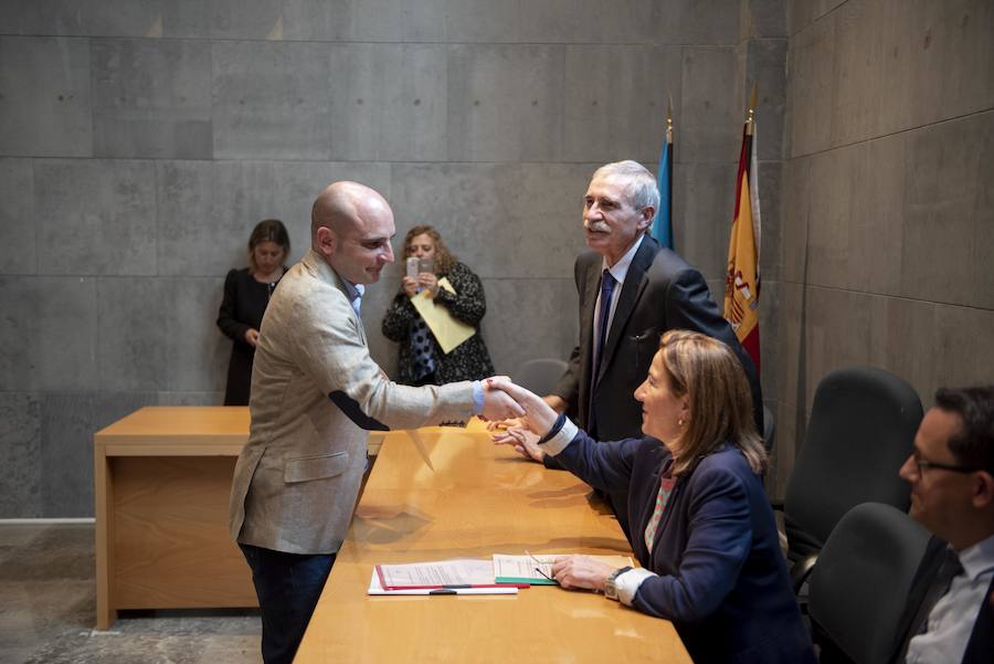 Todos los nuevos diputados de la Junta General, a excepción de los dos de Foro, han recogido su acta que les reconoce como nuevos parlamentarios asturianos.