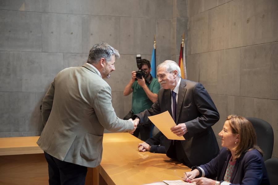 Todos los nuevos diputados de la Junta General, a excepción de los dos de Foro, han recogido su acta que les reconoce como nuevos parlamentarios asturianos.