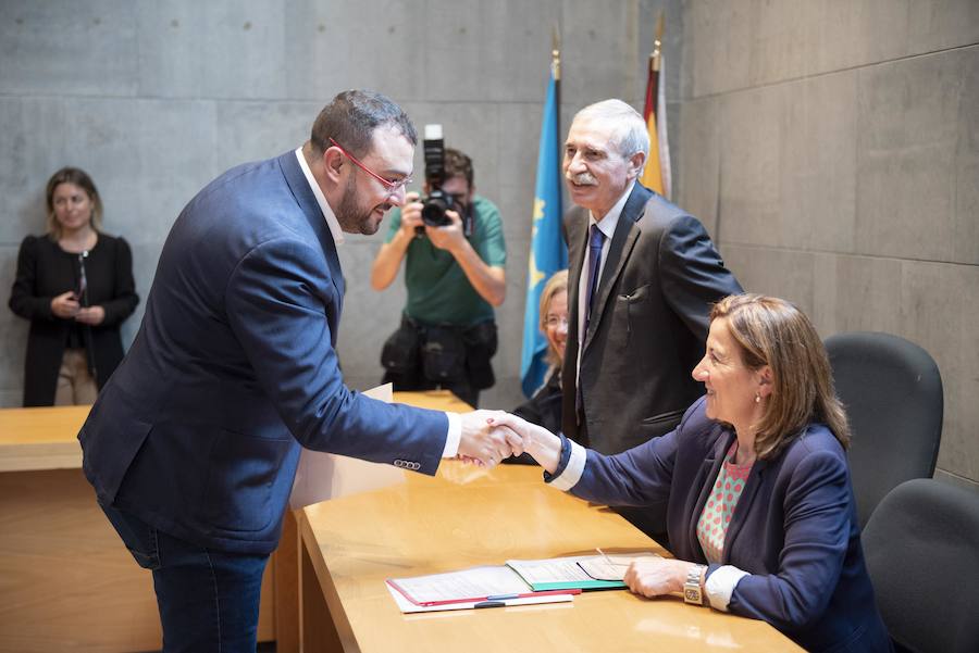 Todos los nuevos diputados de la Junta General, a excepción de los dos de Foro, han recogido su acta que les reconoce como nuevos parlamentarios asturianos.