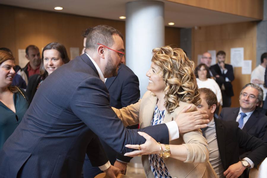 Adrián Barbón saluda a Teresa Mallada.