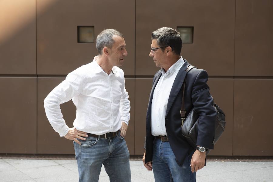 Todos los nuevos diputados de la Junta General, a excepción de los dos de Foro, han recogido su acta que les reconoce como nuevos parlamentarios asturianos.