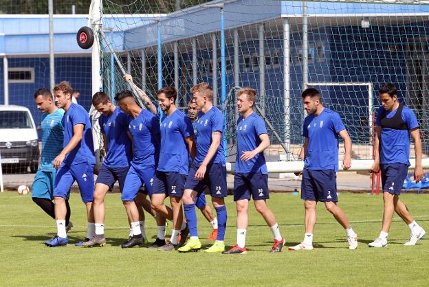 La plantilla del Real Oviedo realizó ayer una nueva sesión preparatoria, previa a la que tiene prevista hoy a puerta cerrada. 