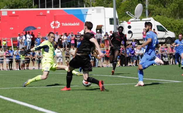 Jugada del partido entre el Lealtad y el Getafe B. 