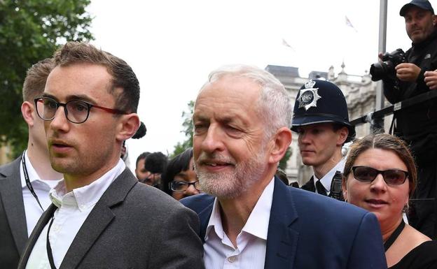 El líder del Partido Laborista, Jeremy Corbyn (c), acude a la manifestación 'anti-Trump' convocada este martes en Trafalgar Square, en Londres (Reino Unido). 