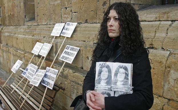 La hermana de Sheila Barrero, Mónica, en la acampada ante el Palacio de Justicia de Oviedo que protagonizó la familia en 2009 para exigir que se reabriera el caso.