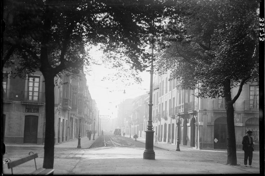Calle Uría desde la Plaza de San Miguel a comienzos del siglo pasado.