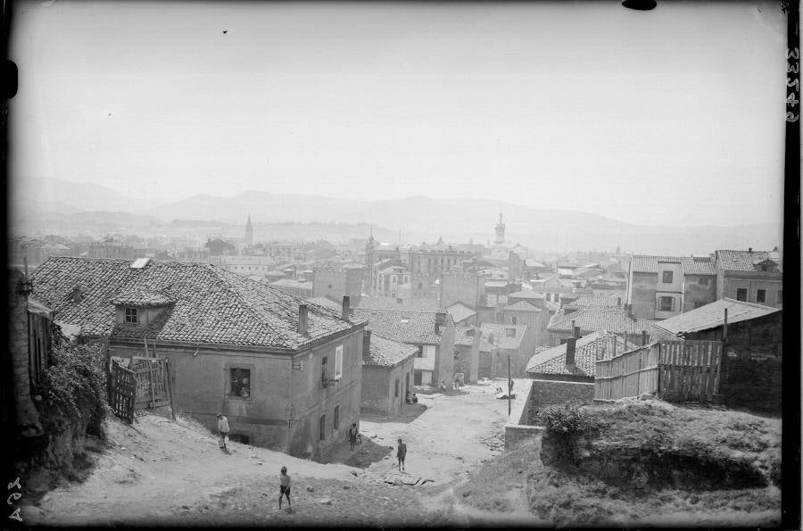 Cimadevilla desde el Cerro de Santa Catalina en los años 30 del siglo pasado.