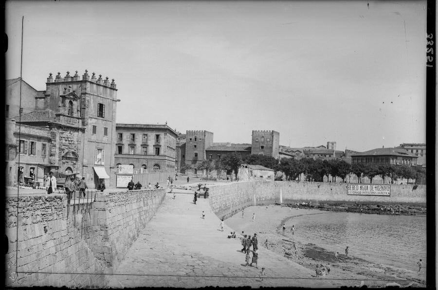 Rampa de la escalera 2 de la Playa de San Lorenzo en los años 30 del siglo pasado.