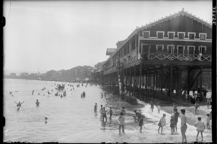 Uno de los balnearios de la playa de San Lorenzo.