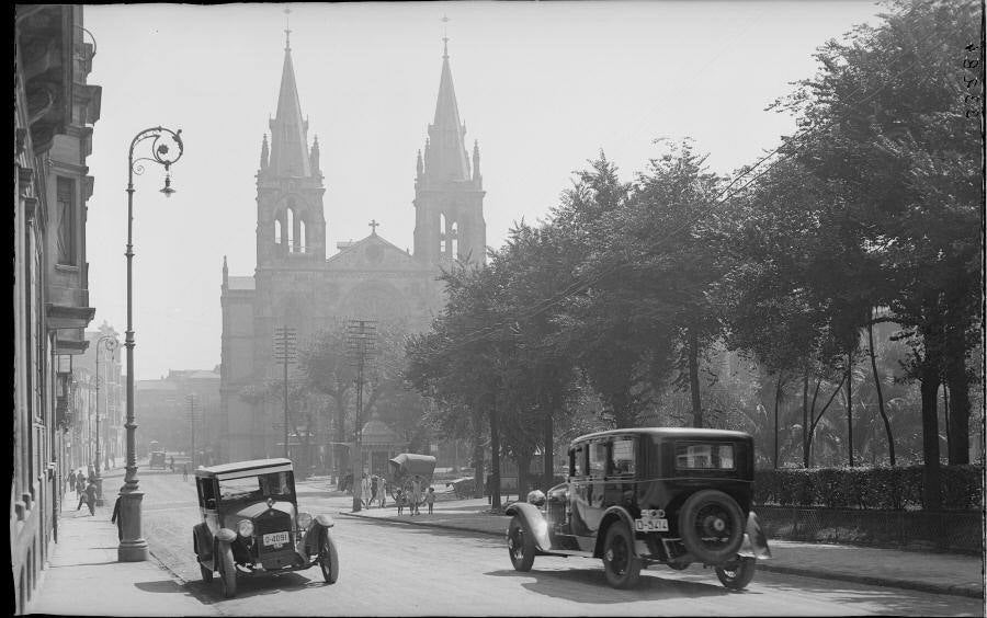 Coches a principios del siglo XX en la calle de Covadonga. 