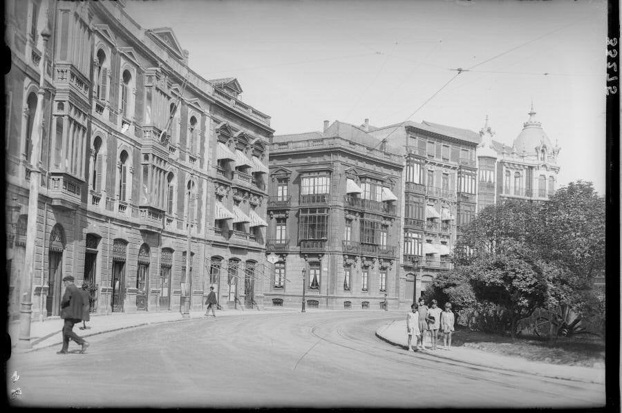 Plaza de San Miguel, en los años 30 del siglo pasado.