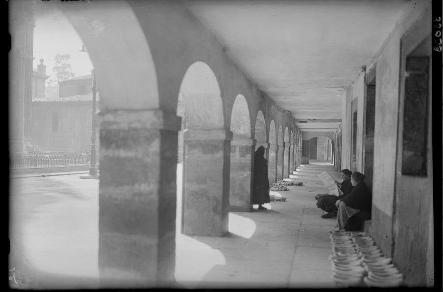 Soportales de la plaza de Alfonso II El Casto.