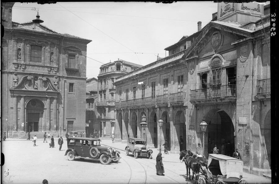 Coches y carros de caballos en la plaza de la Constitución.
