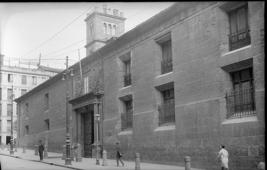 Edificio histórico de la Universidad de Oviedo, en la calle San Francisco.