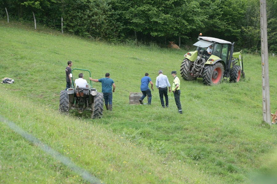 Un hombre de 77 años ha fallecido al volcar con el tractor que conducía en Coalla, en el concejo de Grado. 