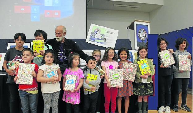 Moure posa con los alumnos del colegio Jovellanos. :: E. C.