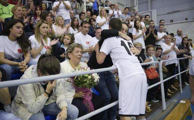 La madre y los hermanos de José Manuel Castañón, 'Mamel', reciben el cariño de un jugador de Los Boliches B en el homenaje celebrado el pasado día 3.