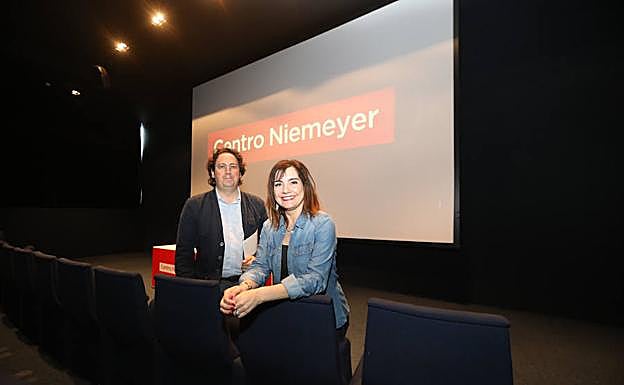 Carlos Cuadros, director del Niemeyer, y la concejala de Cultura en funciones, Yolanda Alonso, han presentado hoy la programación. 