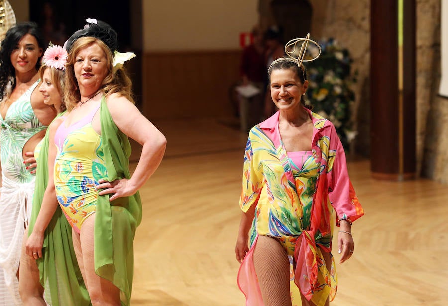 Quince mujeres de entre 35 y 55 años, algunas operadas y otras aún en tratamiento contra el cáncer de mama, participaron ayer en la sexta edición del desfile en traje de baño de mujeres afectadas por esta enfermedad y otras afecciones oncológicas que organiza cada año en la sala de cámara del Auditorio Príncipe Felipe el establecimiento Lencerías Berta.