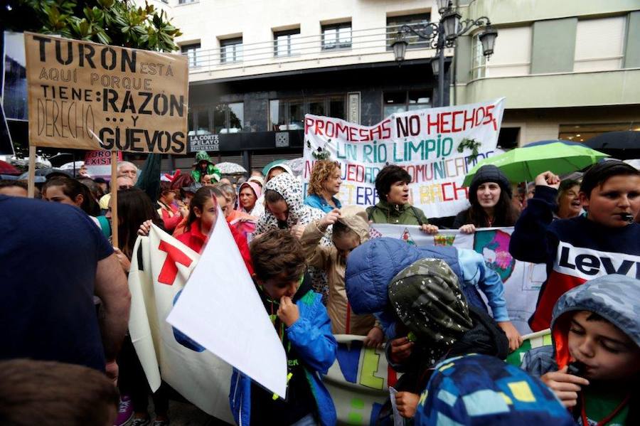 Más de medio centenar de vecinos del Valle de Turón se manifestaron este mediodía ante la sede de la Junta General en Oviedo. El motivo es el hartazgo que, aseguran las asociaciones de la zona, sufre esta zona mierense.