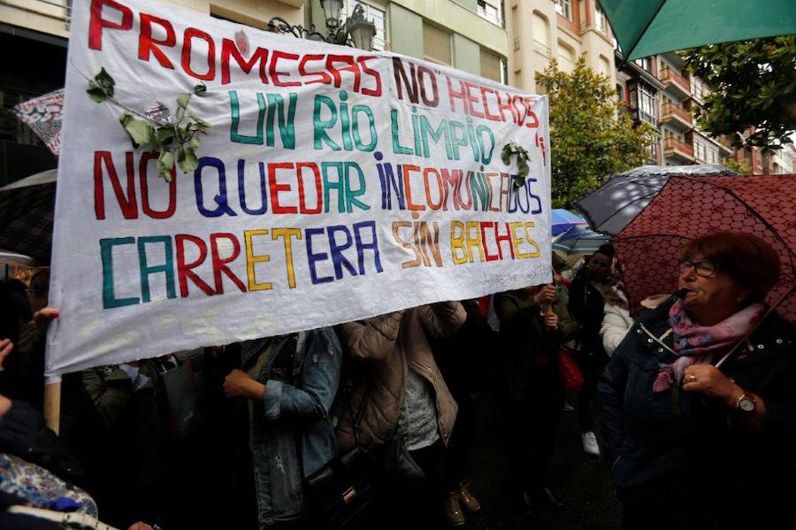 Más de medio centenar de vecinos del Valle de Turón se manifestaron este mediodía ante la sede de la Junta General en Oviedo. El motivo es el hartazgo que, aseguran las asociaciones de la zona, sufre esta zona mierense.