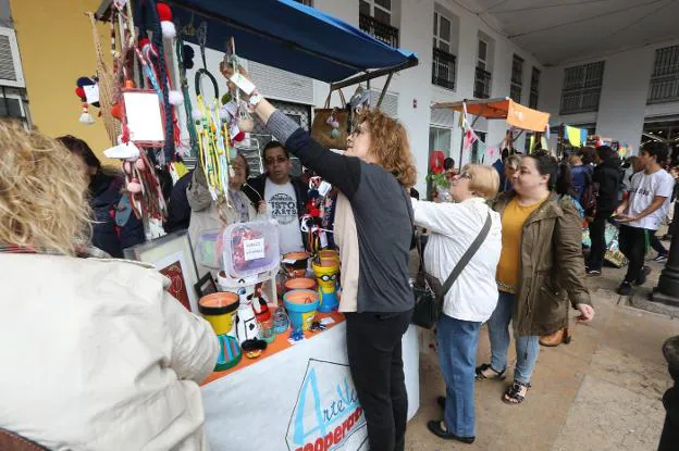 Un año más, el Mercado de Cooperativas Escolares fue todo un éxito con multitud de visitantes y compradores. 
