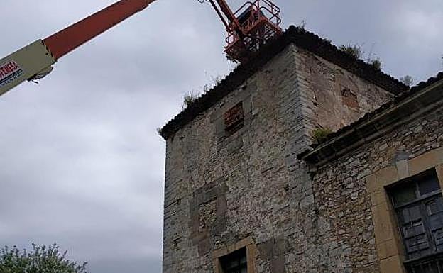 Los operarios han comenzado a estabilizar la fachada y las torres del palacio. 
