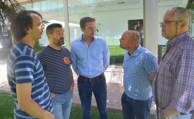 Miembros del comité de empresa, en Madrid, antes de comenzar la reunión.