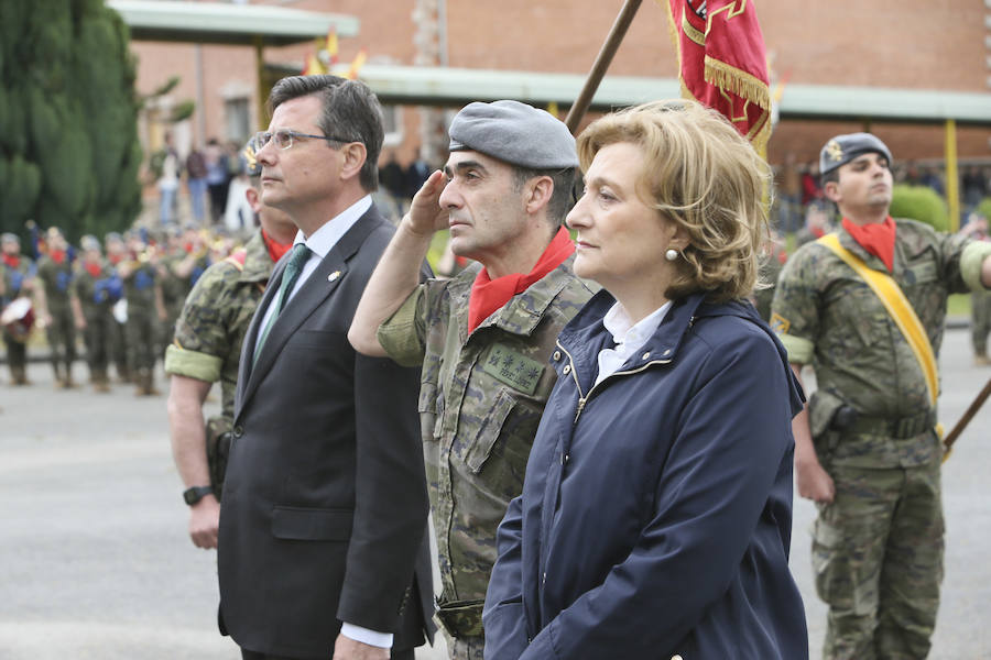 El coronel jefe Manuel Pérez López presidió los actos protagonizados por una Escuadra de Gastadores, una Banda de Guerra y los batallones San Quintín y Toledo del regimiento. 