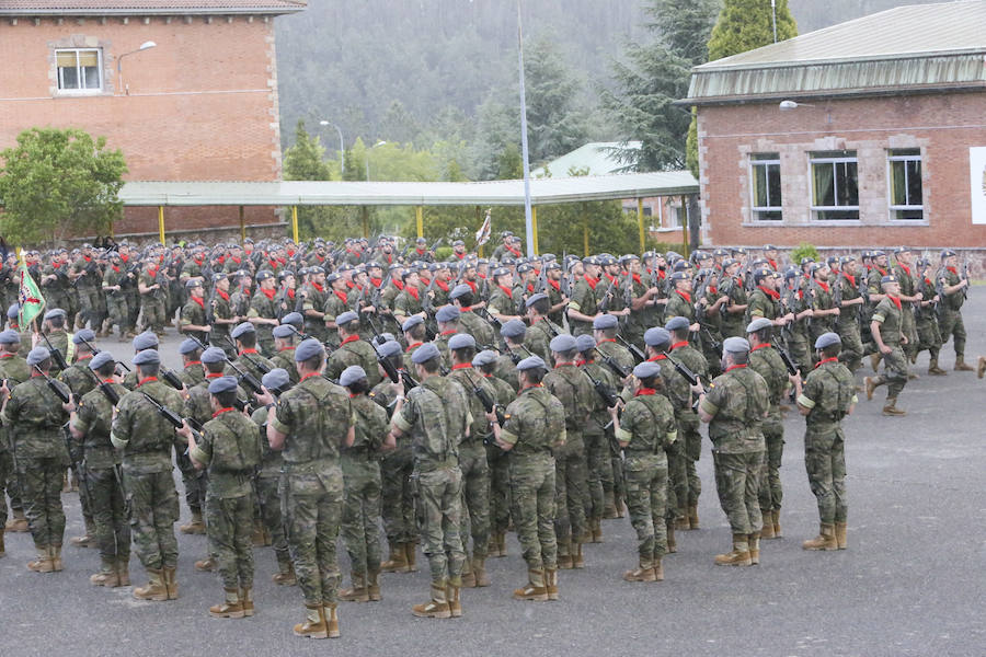 El coronel jefe Manuel Pérez López presidió los actos protagonizados por una Escuadra de Gastadores, una Banda de Guerra y los batallones San Quintín y Toledo del regimiento. 