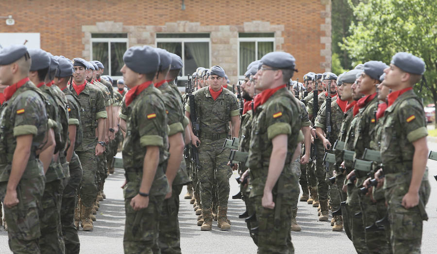 El coronel jefe Manuel Pérez López presidió los actos protagonizados por una Escuadra de Gastadores, una Banda de Guerra y los batallones San Quintín y Toledo del regimiento. 