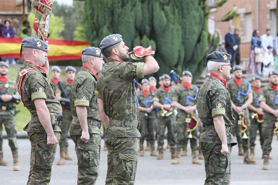 El coronel jefe Manuel Pérez López presidió los actos protagonizados por una Escuadra de Gastadores, una Banda de Guerra y los batallones San Quintín y Toledo del regimiento. 